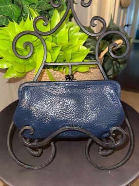 Perlina Classic Navy Patent Leather Kiss-Lock Clutch